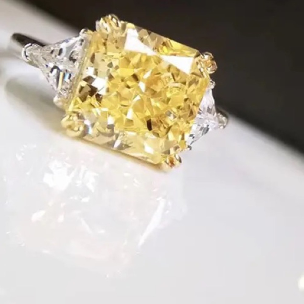 18k 6.5ct Canary Ring